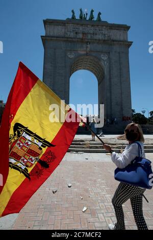 Madrid Spanien, 18/07/2020.- EIN paar Dutzend Menschen zollen dem Nationalaufstand Tribut, mit dem die Rebellen gegen die Regierung der Zweiten Spanischen Republik und später die Regierung des Diktators Francisco Franco den Staatsstreich am 18. Juli nannten, 1936 und dessen teilweises Scheitern zum Spanischen Bürgerkrieg führte.Diese Hommage wurde von José Luis Corral, dem Leiter der spanischen katholischen Bewegung (ganz rechts), unter dem Motto "Protest gegen das Gesetz des historischen Gedächtnisses und fordert, dass Denkmäler wie der Siegebogen, der sehr verlassen ist, gepflegt werden." The Arch Stockfoto