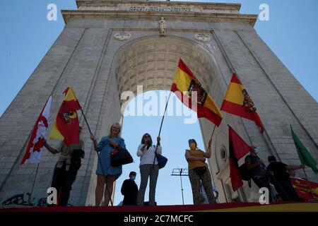 Madrid Spanien, 18/07/2020.- EIN paar Dutzend Menschen zollen dem Nationalaufstand Tribut, mit dem die Rebellen gegen die Regierung der Zweiten Spanischen Republik und später die Regierung des Diktators Francisco Franco den Staatsstreich am 18. Juli nannten, 1936 und dessen teilweises Scheitern zum Spanischen Bürgerkrieg führte.Diese Hommage wurde von José Luis Corral, dem Leiter der spanischen katholischen Bewegung (ganz rechts), unter dem Motto "Protest gegen das Gesetz des historischen Gedächtnisses und fordert, dass Denkmäler wie der Siegebogen, der sehr verlassen ist, gepflegt werden." The Arch Stockfoto