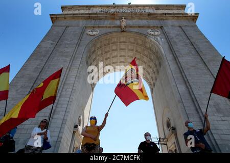 Madrid Spanien, 18/07/2020.- EIN paar Dutzend Menschen zollen dem Nationalaufstand Tribut, mit dem die Rebellen gegen die Regierung der Zweiten Spanischen Republik und später die Regierung des Diktators Francisco Franco den Staatsstreich am 18. Juli nannten, 1936 und dessen teilweises Scheitern zum Spanischen Bürgerkrieg führte.Diese Hommage wurde von José Luis Corral, dem Leiter der spanischen katholischen Bewegung (ganz rechts), unter dem Motto "Protest gegen das Gesetz des historischen Gedächtnisses und fordert, dass Denkmäler wie der Siegebogen, der sehr verlassen ist, gepflegt werden." The Arch Stockfoto