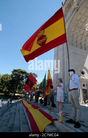 Madrid Spanien, 18/07/2020.- EIN paar Dutzend Menschen zollen dem Nationalaufstand Tribut, mit dem die Rebellen gegen die Regierung der Zweiten Spanischen Republik und später die Regierung des Diktators Francisco Franco den Staatsstreich am 18. Juli nannten, 1936 und dessen teilweises Scheitern zum Spanischen Bürgerkrieg führte.Diese Hommage wurde von José Luis Corral, dem Leiter der spanischen katholischen Bewegung (ganz rechts), unter dem Motto "Protest gegen das Gesetz des historischen Gedächtnisses und fordert, dass Denkmäler wie der Siegebogen, der sehr verlassen ist, gepflegt werden." The Arch Stockfoto