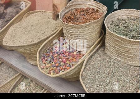 Präsentation von Korbkörben mit natürlichen getrockneten Blumen, Kräutern und Gewürzen auf einem Markt in Marokko Stockfoto