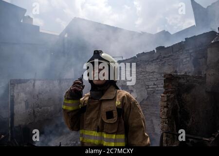 Jakarta, Indonesien. Juli 2020. Indonesische Feuerwehrleute versuchen, Brände zu löschen, die Dutzende von Häusern in dicht besiedelten Siedlungen in Paseban, Jakarta, Indonesien, 17. Juli 2020 verbrannt haben. (Foto: Evan Praditya/INA Photo Agency/Sipa USA) Quelle: SIPA USA/Alamy Live News Stockfoto