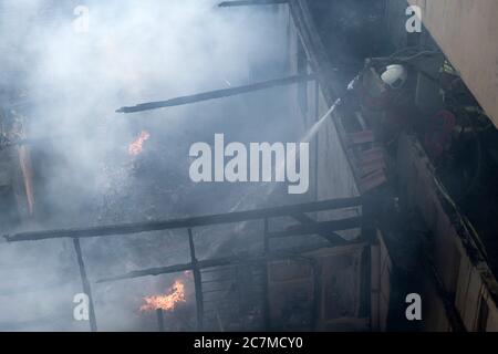 Jakarta, Indonesien. Juli 2020. Indonesische Feuerwehrleute versuchen, Brände zu löschen, die Dutzende von Häusern in dicht besiedelten Siedlungen in Paseban, Jakarta, Indonesien, 17. Juli 2020 verbrannt haben. (Foto: Evan Praditya/INA Photo Agency/Sipa USA) Quelle: SIPA USA/Alamy Live News Stockfoto