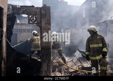 Jakarta, Indonesien. Juli 2020. Indonesische Feuerwehrleute versuchen, Brände zu löschen, die Dutzende von Häusern in dicht besiedelten Siedlungen in Paseban, Jakarta, Indonesien, 17. Juli 2020 verbrannt haben. (Foto: Evan Praditya/INA Photo Agency/Sipa USA) Quelle: SIPA USA/Alamy Live News Stockfoto