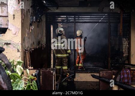 Jakarta, Indonesien. Juli 2020. Indonesische Feuerwehrleute versuchen, Brände zu löschen, die Dutzende von Häusern in dicht besiedelten Siedlungen in Paseban, Jakarta, Indonesien, 17. Juli 2020 verbrannt haben. (Foto: Evan Praditya/INA Photo Agency/Sipa USA) Quelle: SIPA USA/Alamy Live News Stockfoto