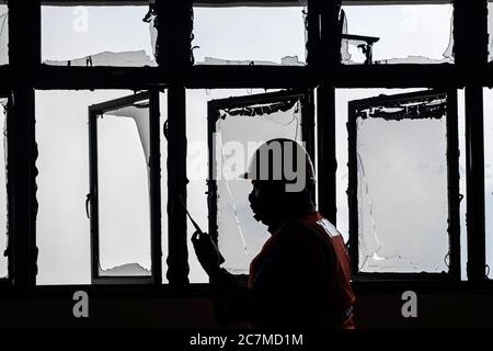 Jakarta, Indonesien. Juli 2020. Indonesische Feuerwehrleute versuchen, Brände zu löschen, die Dutzende von Häusern in dicht besiedelten Siedlungen in Paseban, Jakarta, Indonesien, 17. Juli 2020 verbrannt haben. (Foto: Evan Praditya/INA Photo Agency/Sipa USA) Quelle: SIPA USA/Alamy Live News Stockfoto