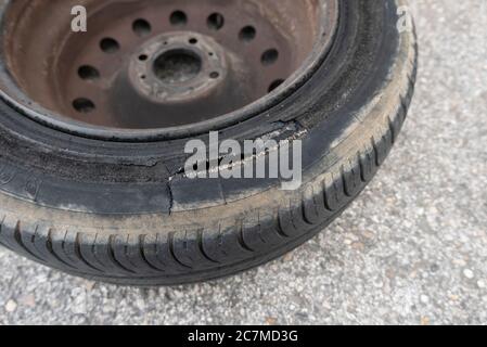 High-Angle-Aufnahme eines gerissenen Reifens mit einer verschwommenen Hintergrund Stockfoto