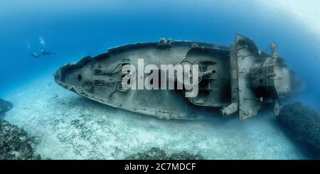 Taucher, die das berühmte U-Boot-Wrack der USS Kittiwake in der untersuchen Grand Cayman Islands Stockfoto