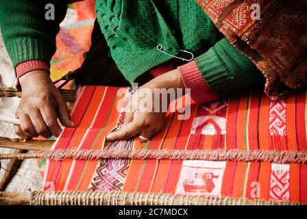 Womans Hände weben, Chaulacocha Dorf, Anden, Peru, Südamerika Stockfoto