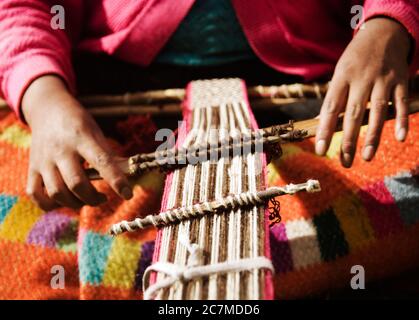 Womans Hände weben, Chaulacocha Dorf, Anden, Peru, Südamerika Stockfoto