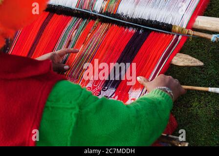 Womans Hände weben, Chaulacocha Dorf, Anden, Peru, Südamerika Stockfoto