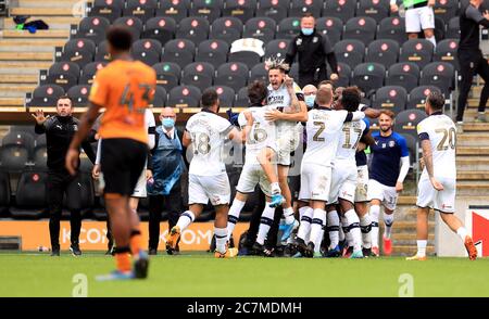 Kazenga LuaLua von Luton Town feiert das erste Tor seiner Mannschaft mit seinen Teamkollegen als Manager Nathan Jones (links) Gesten während des Sky Bet Championship Spiels im KCOM Stadium, Hull. Stockfoto