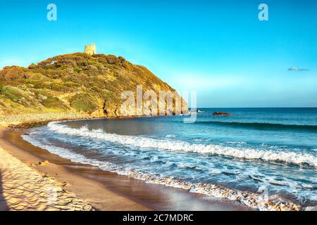 Blick auf die schöne Bucht von Chia und den wunderschönen Strand mit Torre di Chia Turm. Ort: Chia, Sardinien, Italien Europa Stockfoto