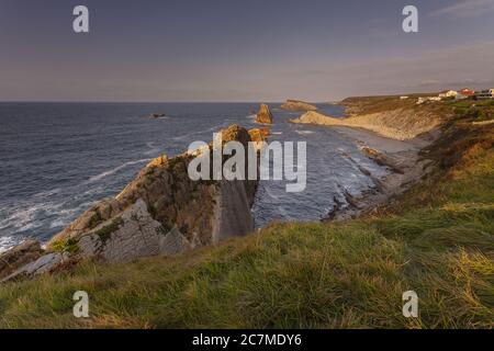 Schöne Bucht von Costa Quebrada, Kantabrien, Spanien Stockfoto