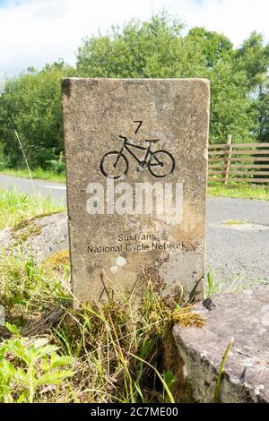 National Cycle Network 7 Markierung der Route aus geschnitztem Stein am Stadtrand von Aberfoyle, Loch Lomond und dem Trossachs National Park, Schottland, Großbritannien Stockfoto