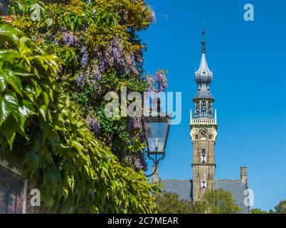 Malerisches Rathaus von Veere, beliebtes Urlaubsziel in der Provinz Zeeland, Niederlande Stockfoto