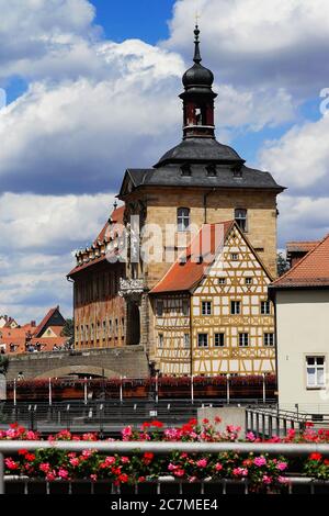 Vertikale Aufnahme des Alten Rathauses Bamberg Deutschland bei bewölktem Tageslicht Stockfoto