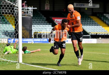 Barnetts Mauro Vilhete (links) feiert das zweite Tor seiner Mannschaft mit seinem Teamkollegen während des Ausscheidungsspiels der Vanarama National League im Hush Park, Yeovil. Stockfoto