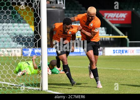 Barnetts Mauro Vilhete (links) feiert das zweite Tor seiner Mannschaft mit Teamkollege Paul McCallum während des Vanarama National League Elimination Match in Hush Park, Yeovil. Stockfoto