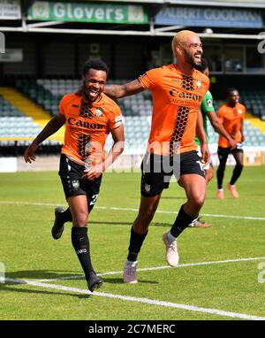 Barnetts Mauro Vilhete (links) feiert das zweite Tor seiner Mannschaft mit Teamkollege Paul McCallum während des Vanarama National League Elimination Match in Hush Park, Yeovil. Stockfoto