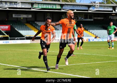 Barnetts Mauro Vilhete (links) feiert das zweite Tor seiner Mannschaft mit Teamkollege Paul McCallum während des Vanarama National League Elimination Match in Hush Park, Yeovil. Stockfoto