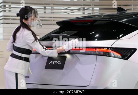 Yokohama, Japan. Juli 2020. Ein Mitarbeiter wird am Samstag, den 18. Juli 2020, in der Galerie des Nissan Motors-Hauptquartiers in Yokohama, Präfektur Kanagawa, Japan gesehen, wie er den elektrischen Crossover-SUV 'Ariya' desinfiziert. Nissan stellte die neue 'Ariya' am 15. Juli während einer virtuellen Veranstaltung im demnächst eröffneten Nissan Pavilion in Yokohama vor. Foto von Keizo Mori/UPI Kredit: UPI/Alamy Live News Stockfoto