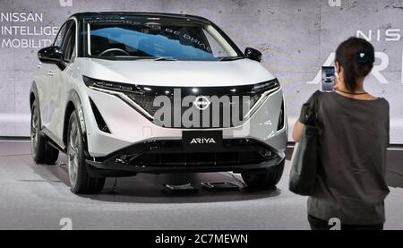 Yokohama, Japan. Juli 2020. Am Samstag, den 18. Juli 2020, fotografieren die Besucher den neuen Elektro-Crossover-SUV 'Ariya' in der Galerie des Nissan Motors Global Headquarters in Yokohama, Präfektur Kanagawa, Japan. Nissan stellte die neue 'Ariya' am 15. Juli während einer virtuellen Veranstaltung im demnächst eröffneten Nissan Pavilion in Yokohama vor. Foto von Keizo Mori/UPI Kredit: UPI/Alamy Live News Stockfoto