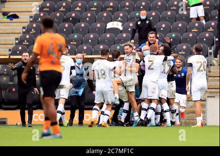 Kazenga LuaLua von Luton Town feiert das erste Tor seiner Mannschaft mit seinen Teamkollegen als Manager Nathan Jones (links) Gesten während des Sky Bet Championship Spiels im KCOM Stadium, Hull. Stockfoto