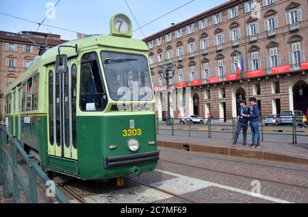 Turin, Piemont/Italien -04/20/2019- Turin die alten historischen Straßenbahnen für touristische Touren in der Stadt. Stockfoto