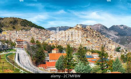 Panoramablick auf Morano Calabro. Eines der schönsten Dörfer (mittelalterliches borgo) in Kalabrien. Italien. Stockfoto