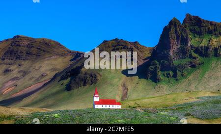 Wunderschöne Aussicht auf die christliche Kirche von Vikurkirkja vor der Müntaine. Landschaftlich Bild der beliebtesten touristischen Ziel. Lage: Vik Dorf in Myrd Stockfoto