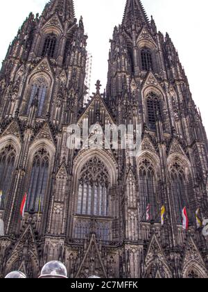 Vertikale Aufnahme des Kölner Doms Köln Deutschland bei Tageslicht Stockfoto