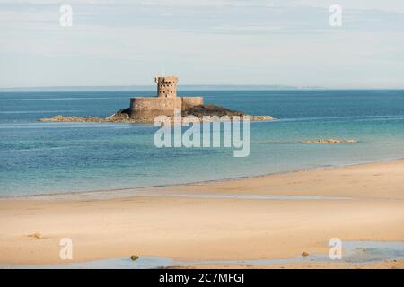 La Rocco Tower, St Ouen, Jersey. Erbaut zwischen 1796 und 1801, um die St Ouen's Bay vor Angriffen der Franzosen zu schützen. Stockfoto