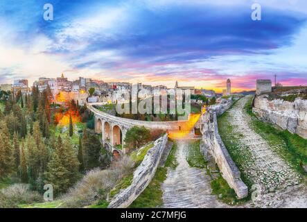 Gravina in Apulien antike Stadt, Brücke und Schlucht bei Sonnenaufgang. Panoramablick auf die Altstadt Gravina in Apulien, Apulien, Italien. Europa Stockfoto