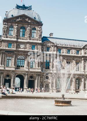 Brunnen hinter dem Louvre in Paris, Frankreich Stockfoto