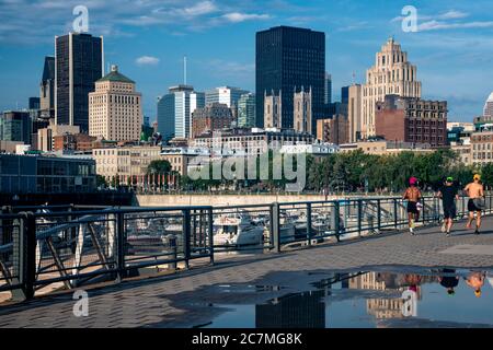 Blick auf die Skyline von Montreal mit Joggern im Vordergrund in Montreal, Kanada - Provinz Quebec. Stockfoto