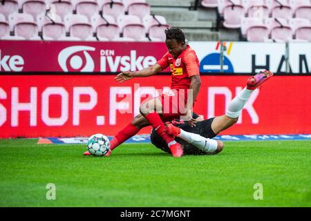 Herning, Dänemark. Juli 2020. Isaac Atanga (rotes Trikot) des FC Nordsjaelland beim 3F Superliga-Spiel zwischen FC Midtjylland und FC Nordsjaelland in der MCH Arena in Herning. (Foto Kredit: Gonzales Foto/Alamy Live News Stockfoto