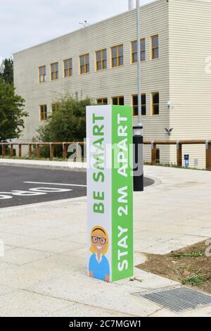 „Sbe Smart, Stay Apart“ - Zeichen zur Förderung sozialer Distanzierung im Milton Keynes University Hospital. Stockfoto