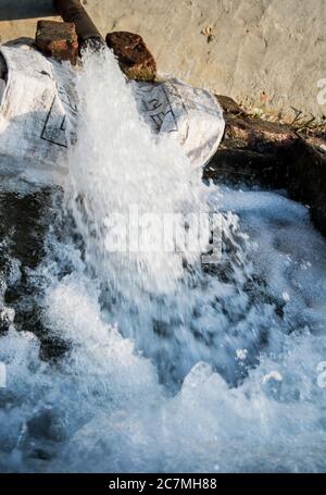 Wasser Tubewell im Dorf Wasser zu Pflanzen geben, indische Bewässerungssystem für Landwirte, um ihren Boden zu bewässern Stockfoto