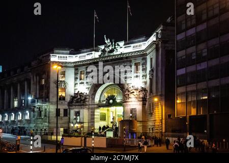 Nachtansicht des Haupteingangs der Waterloo Station in London, Großbritannien Stockfoto