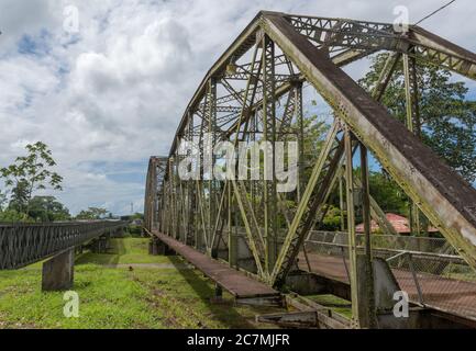 Alte Bahn und Grenze Brücke über den Sixaola Fluss zwischen Costa Rica und Panama Stockfoto