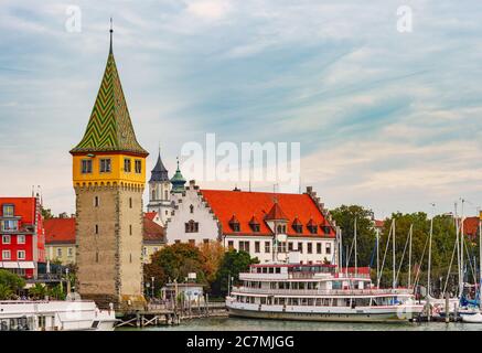 Mangturm in Lindau, Bayern, Deutschland, Europa. Wunderschöne alte Architektur mit blauem bewölktem Himmel im Hintergrund. Stockfoto