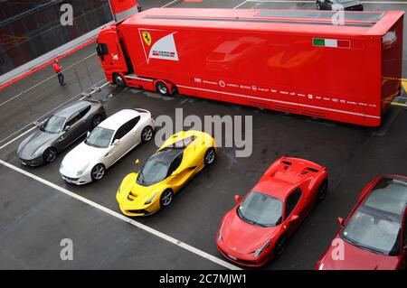 MUGELLO, IT, November 2013: Gelber Ferrari 'La Ferrari' im Fahrerlager des Rennens von Mugello. Italien Stockfoto