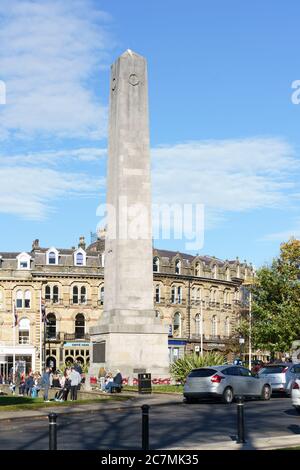 Harrogate Cenotaph ein Kriegsdenkmal für Soldaten, die in den Weltkriegen 1st und 2nd im Zentrum der Stadt, Harrogate, North Yorkshire, Großbritannien, starben. Stockfoto