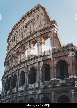 ROMA, ITALIEN - 01. Jan 2020: Eine vertikale Aufnahme des historischen Kolosseums in Rom, Italien Stockfoto