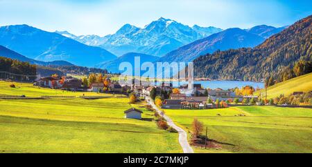 Herrliche Herbstansicht des Dorfes St.Valentin und des Haider Sees (Lago della Muta) mit Ortlerspitze im Hintergrund. Lage: Lago della Muta oder Haide Stockfoto