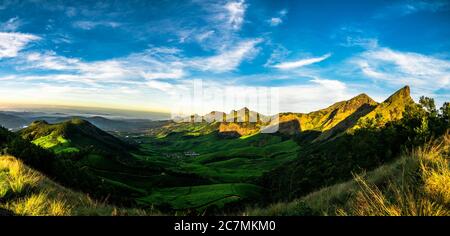 Panoramaaufnahme des wunderschönen Little Adam's Peak in Ella, Sri Lanka Stockfoto