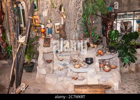 Äquatormuseum in der Nähe von Quito in Ecuador. Das Museum lehrt über die Geschichte der Ureinwohner sowie über die Wissenschaft im Zusammenhang mit dem Äquator. Stockfoto