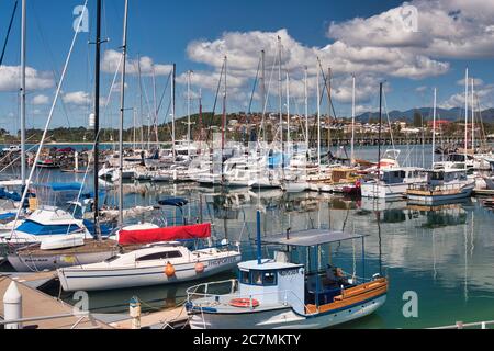 Kleine Yachten und Boote, die im Hafen von Coffs Harbour, an der Ostküste von New South Wales, Australien, festgemacht sind Stockfoto