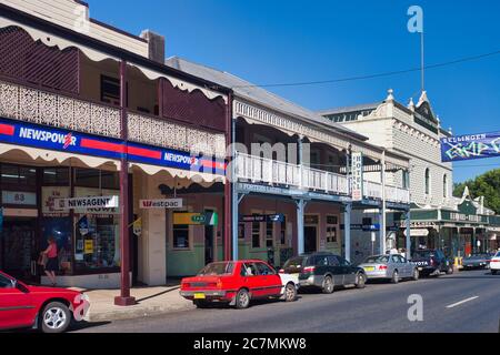 Typische Architektur des frühen 20. Jahrhunderts von überdachten Gehwegen und schmiedeeisernen dekorativen Balkonen in der ländlichen Stadt Bellingen, Mitte NSW., Australien Stockfoto